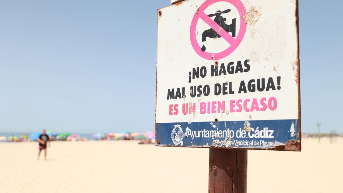 Imagen de la playa de la Victoria el día en el que el alcalde de Cádiz, Bruno García (PP), ha anunciado a el cierre de las duchas existentes en las playas de la localidad.