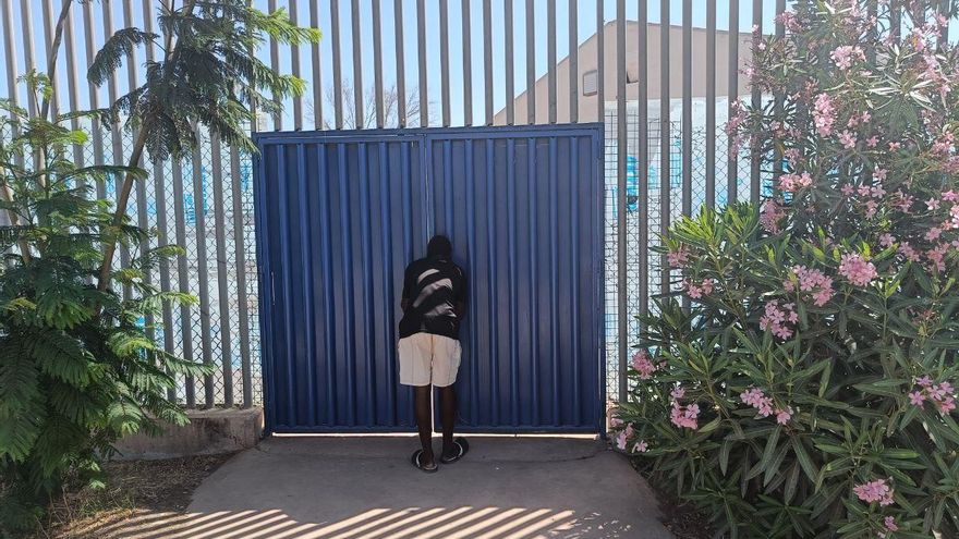 Un joven de Sudán trata de hablar con un amigo superviviente en Melilla