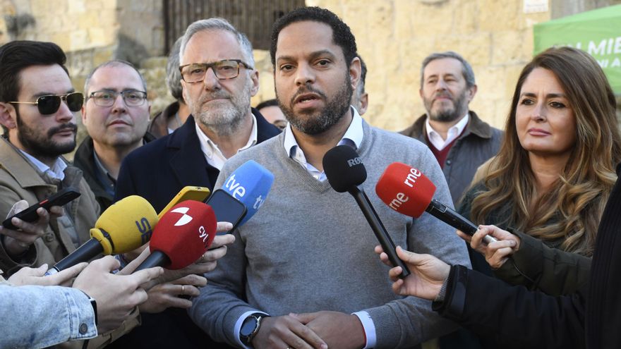 El secretario general de Vox, Ignacio Garriga, atiende a los medios durante un acto de campaña en Segovia este domingo. EFE/ Pablo Martín