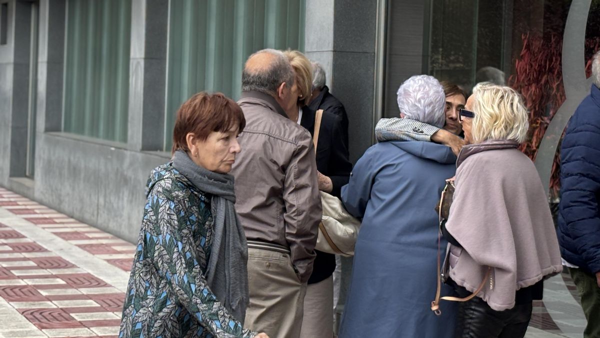 Allegados, todas las familias de EA y cargos públicos despiden en el tanatorio de Pamplona al lehendakari Garaikoetxea