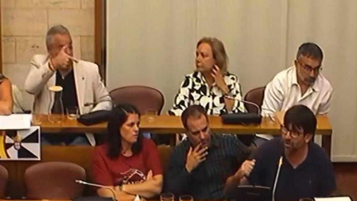 Un concejal de Vox en Sabadell simula que dispara un "tiro en la nuca" a una edil de los Comuns