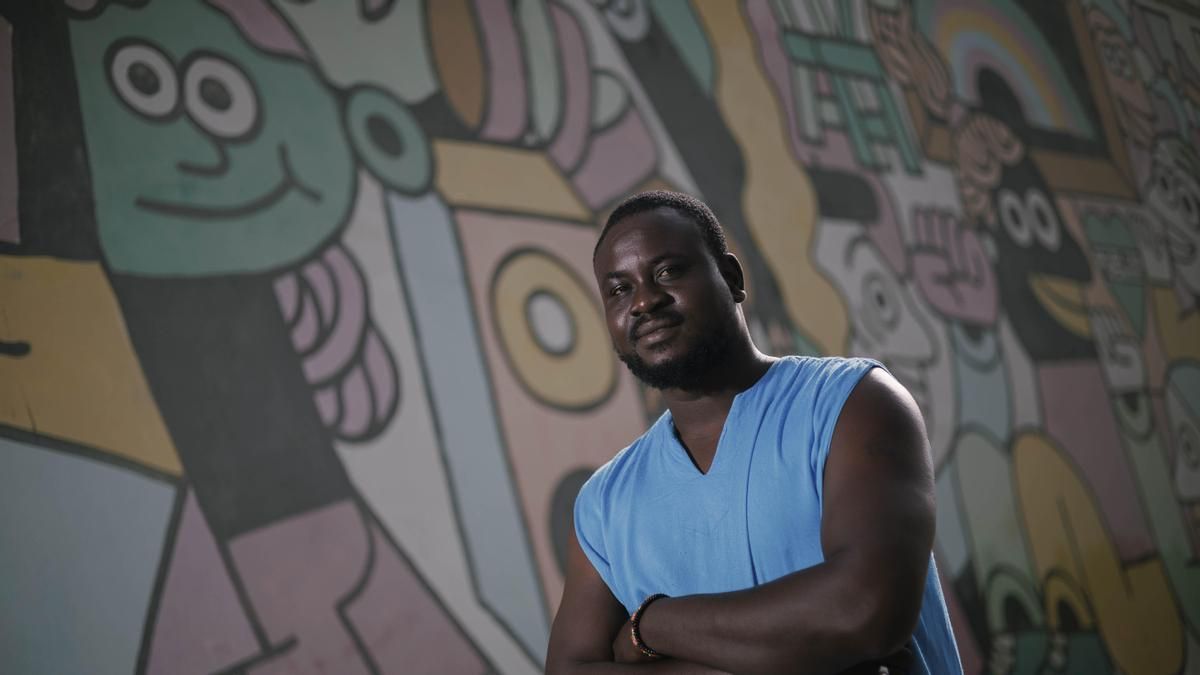 Gorgui Lamine, el héroe de Dénia, posa cerca de su casa, en el barrio valenciano De la Torre.