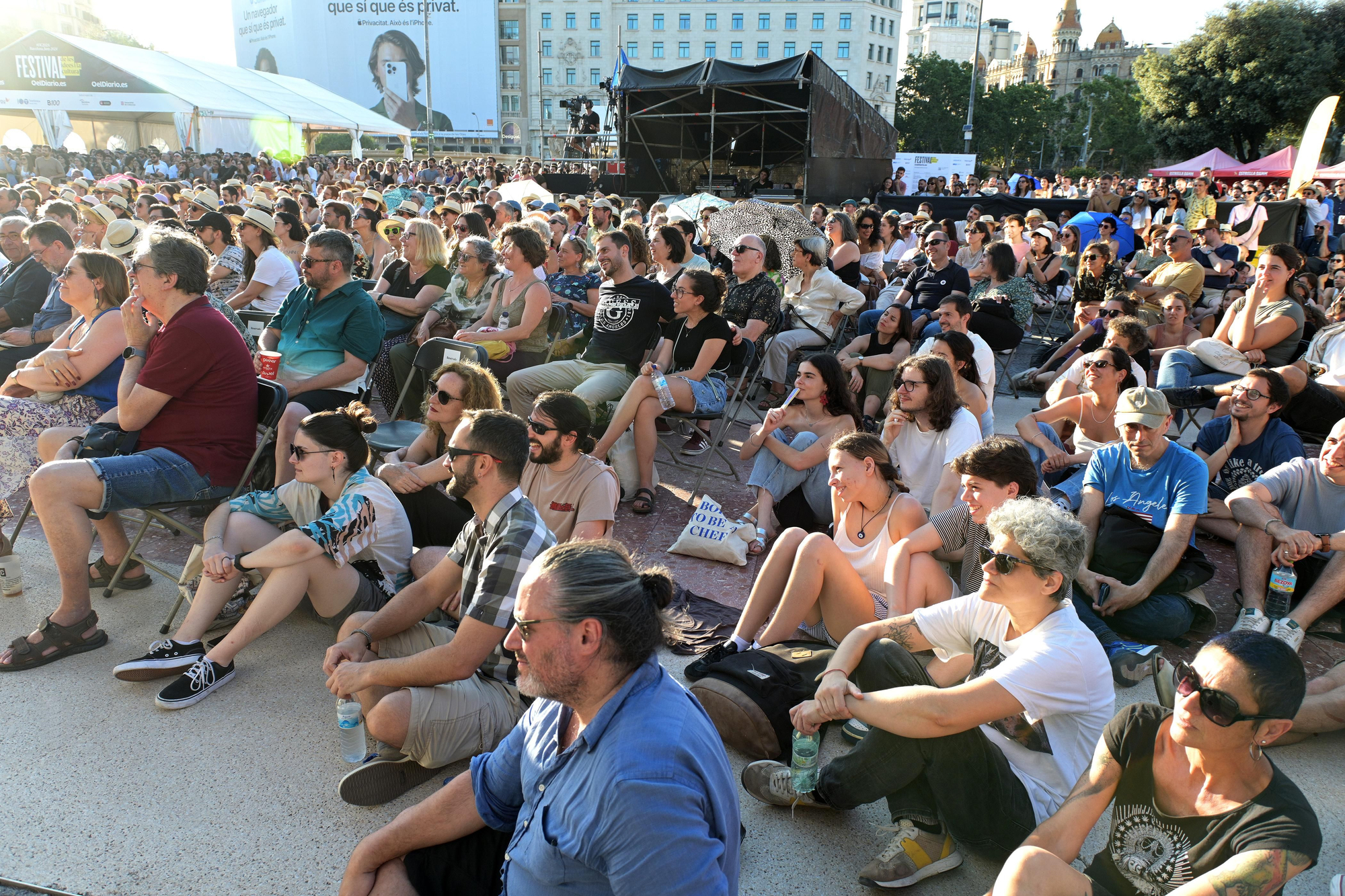Miles de personas llenaron la plaça de Catalunya durante el FIC