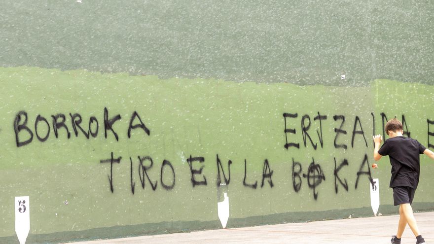 Aparecen pintadas en Hernani contra la Ertzaintza y crece el enfado del PNV con EH Bildu