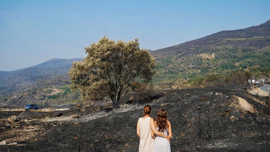 Dos mujeres observan el pasado verano un área calcinada en la localidad cacereña de Cabezabellosa por el incendio de Jarilla (Cáceres)
