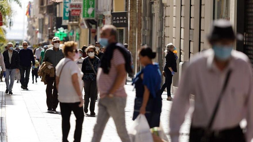 La curva de contagios de Tenerife se convierte en una recta ascendente: supera los 100 nuevos positivos en solo 24 horas