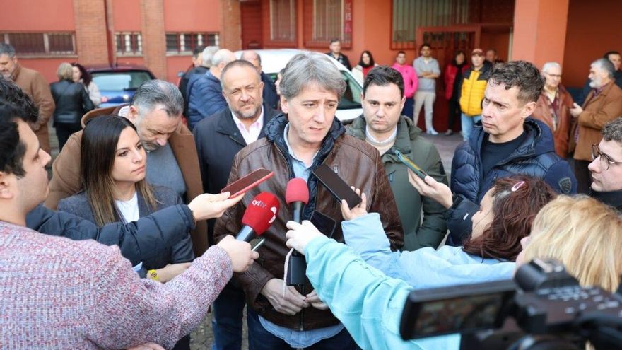 Martínez atiende a los medios tras un encuentro con militantes en Villablino