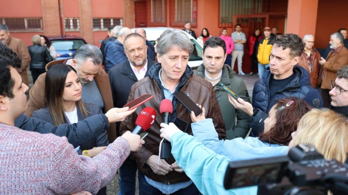 Martínez atiende a los medios tras un encuentro con militantes en Villablino