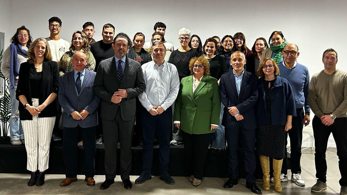 Los alumnos y alumnas del curso de FP Dual en Circularidad Hotelera, junto a los representantes de Hotecma