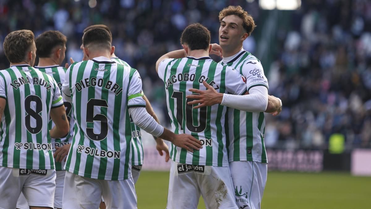 Jugadores del Córdoba CF celebran un gol