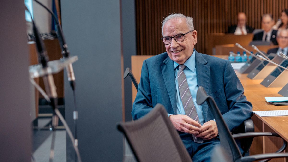 Archivo - El exvicepresidente del Gobierno Alfonso Guerra