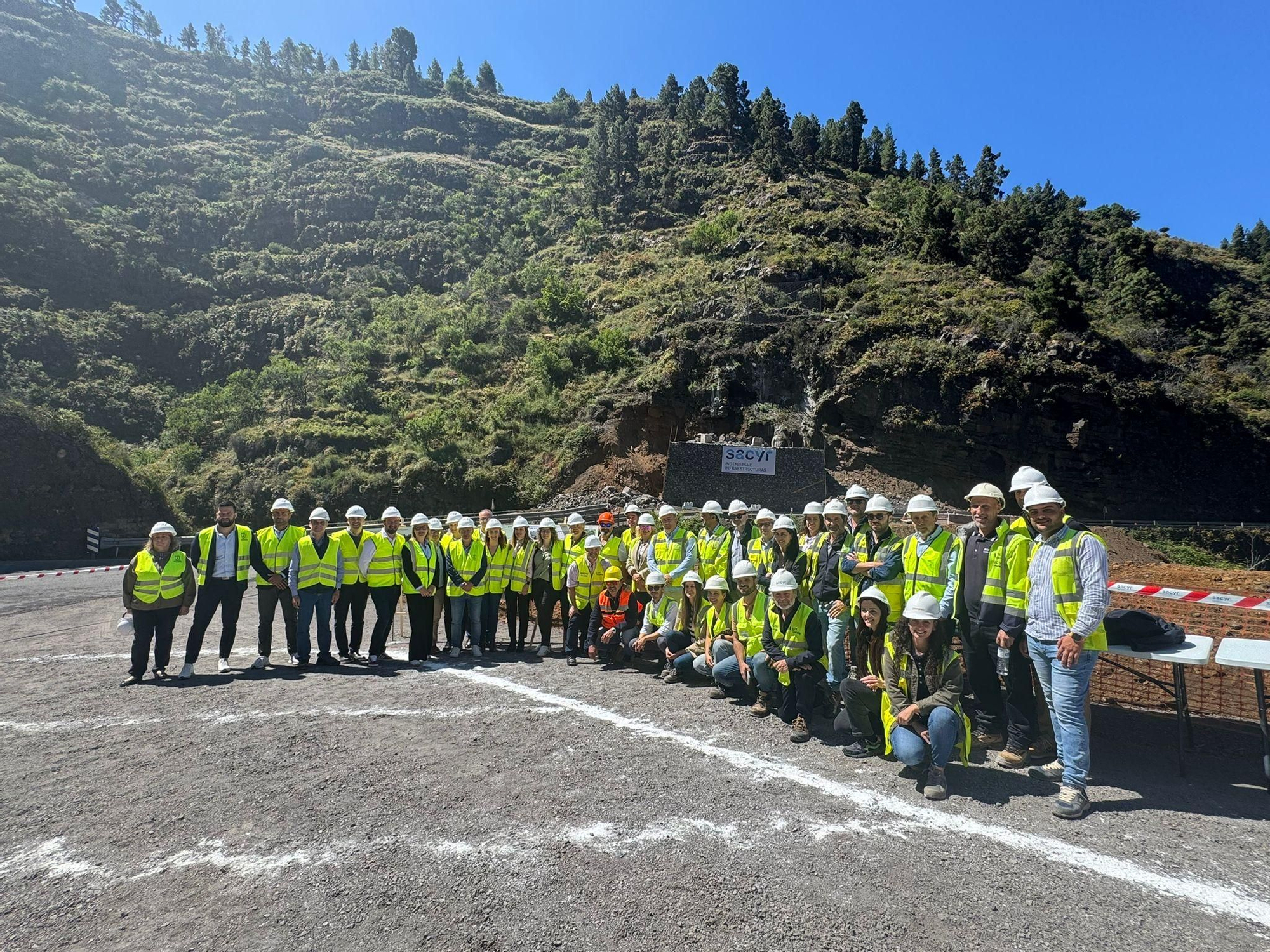 Asistentes a la  presentación de  los trabajos finales para concluir al completo el calado del túnel de Tijarafe del proyecto ‘Acondicionamiento de la LP-1 entre Los Llanos y Tijarafe’