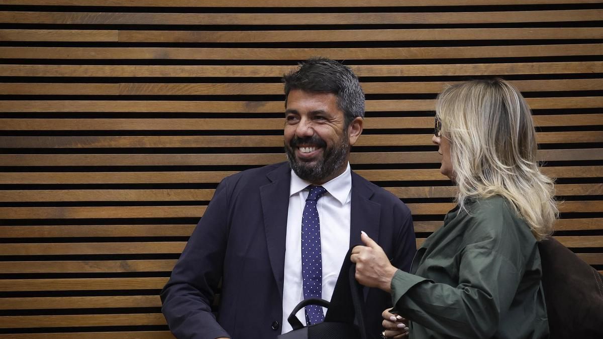 La 'burla' de Mazón en las Corts cuando una diputada de Compromís le reprocha que "se está pegando la vidorra del siglo"