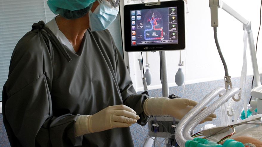 Una sanitaria atiende a un paciente con COVID-19 en el Complejo Hospitalario Universario de Ferrol. EFE/Kiko Delgado/Archivo