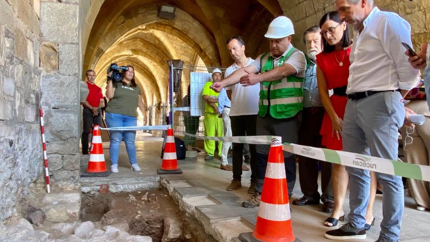 La alcaldesa y el concejal de Fomento reciben explicaciones de los arqueólogos al pie del yacimiento.