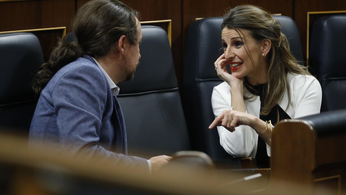 La ministra de Trabajo, Yolanda Díaz, habla con el vicepresidente  Pablo Iglesias, en el Congreso