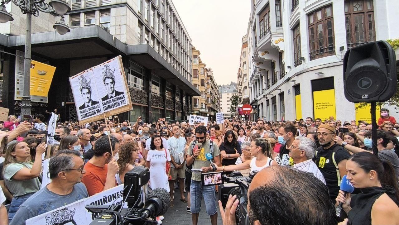 Las pancartas de la indignación en León por los mayores incendios forestales de la historia