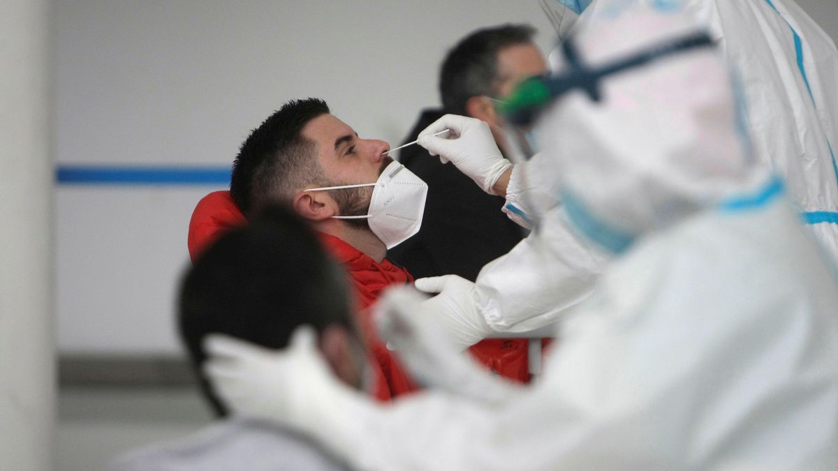 Personal sanitario realiza pruebas de diagnóstico para detectar el coronavirus.. EFE/Cabalar/Archivo