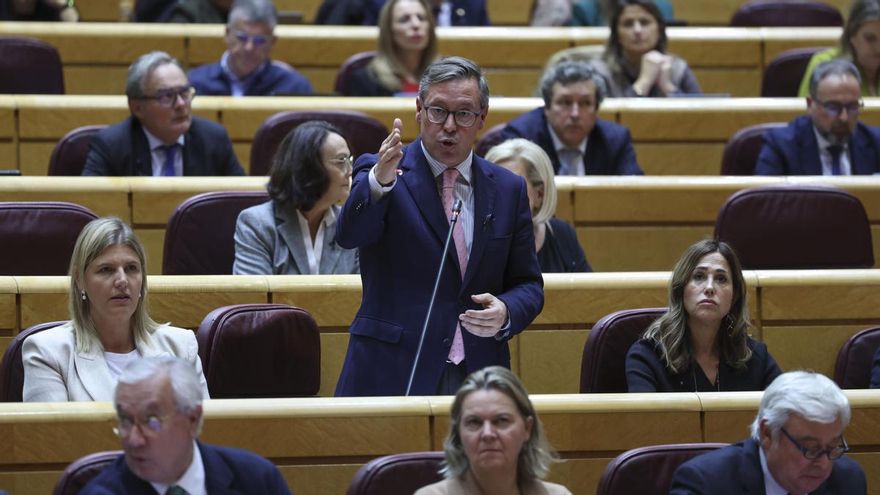 El senador del PP Alfonso Serrano Sánchez (c) interviene en la sesión de control en el Senado celebrada este martes en Madrid.