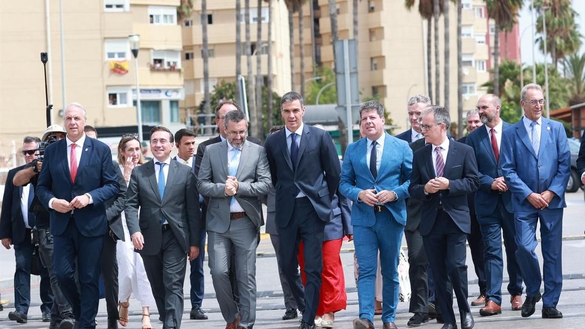 El presidente del Gobierno, Pedro Sánchez, acompañado por el ministro de Asuntos Exteriores, Unión Europea y Cooperación, José Manuel Albares; el alcalde de la Línea de la Concepción, Juan Franco, y el ministro principal de Gibraltar, Fabián Picardo.