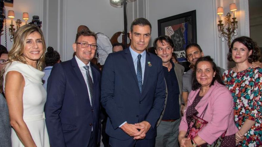 El presidente español, Pedro Sanchez (c) y su esposa, Begoña Gomez (izda) posan con la comunidad española en Nueva York, en la residencia del Embajador español.