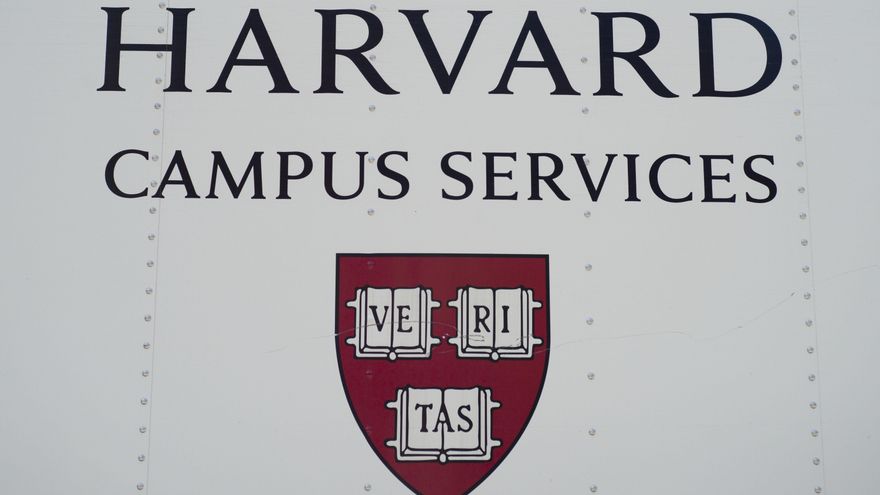 Harvard reta en corte la orden de Trump que niega visas a estudiantes y profesionales