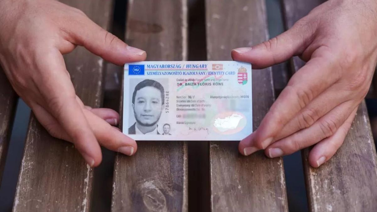 Un joven trans que vive en Budapest muestra su DNI. 