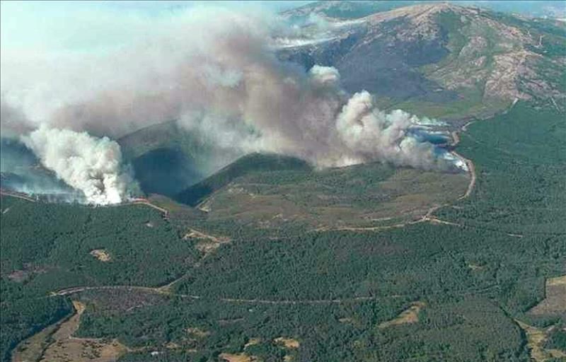 Fotografía aérea facilitada por el Ministerio de Agricultura, Alimentación y Medio Ambiente del incendio forestal declarado en la localidad de Acebo (Cáceres), que ha quemado ya más de 5.000 hectáreas en Sierra de Gata cacereña, una zona de alto valor paisajístico, que ha obligado a evacuar a unas 1.400 personas de las localidades cacereñas de Acebo y Perales del Puerto y a otras 1.000 de Hoyos. / EFE.