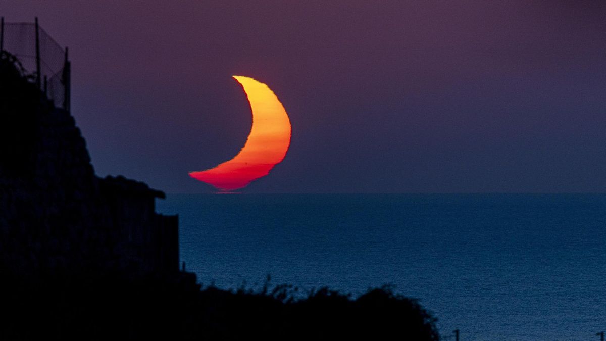 A bordo del Galaxie hacia el eclipse: la tarde en la que el Mediterráneo se quedó a oscuras
