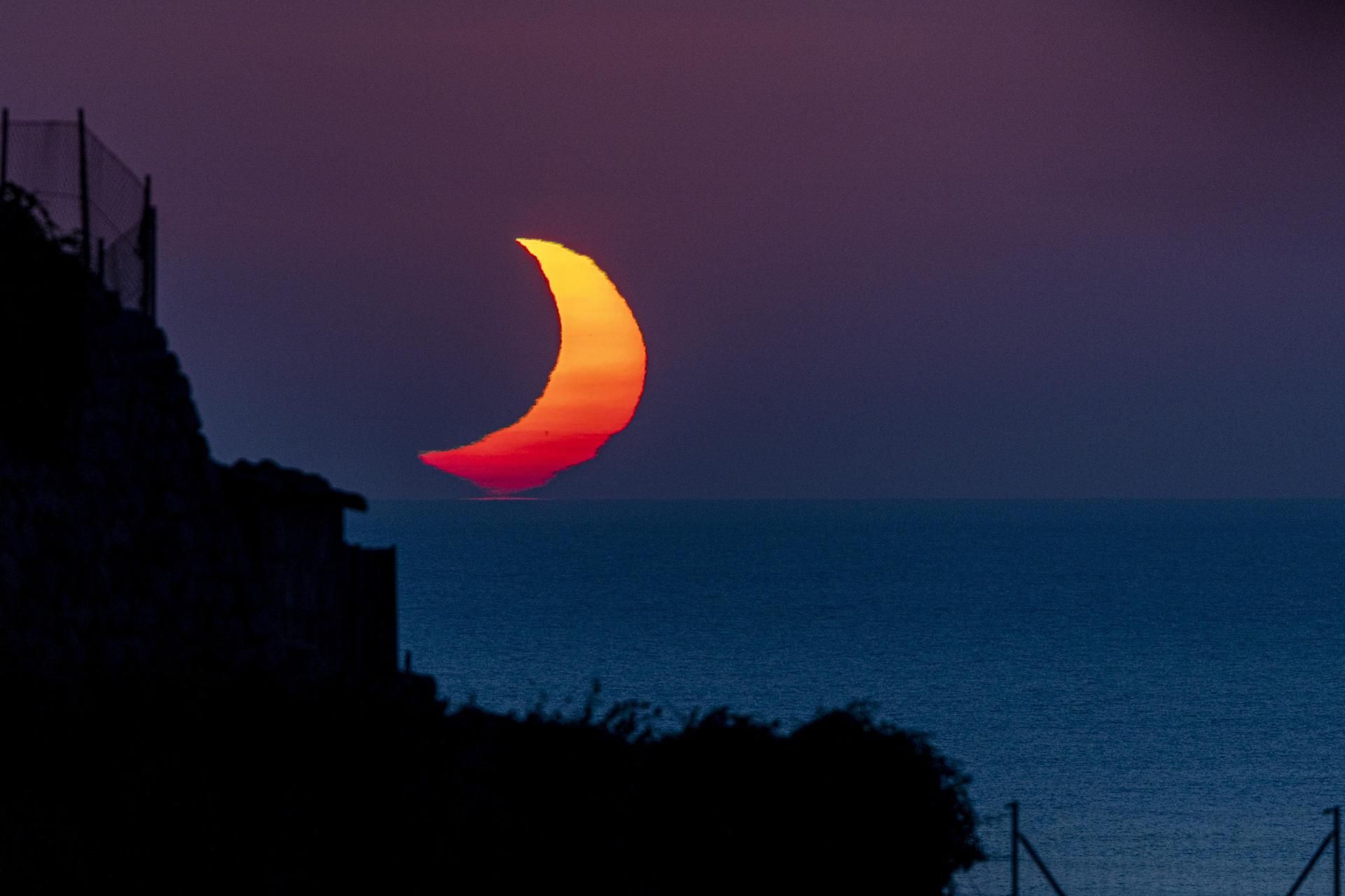 Vista del eclipse solar desde la localidad mallorquina de Banyalbufar