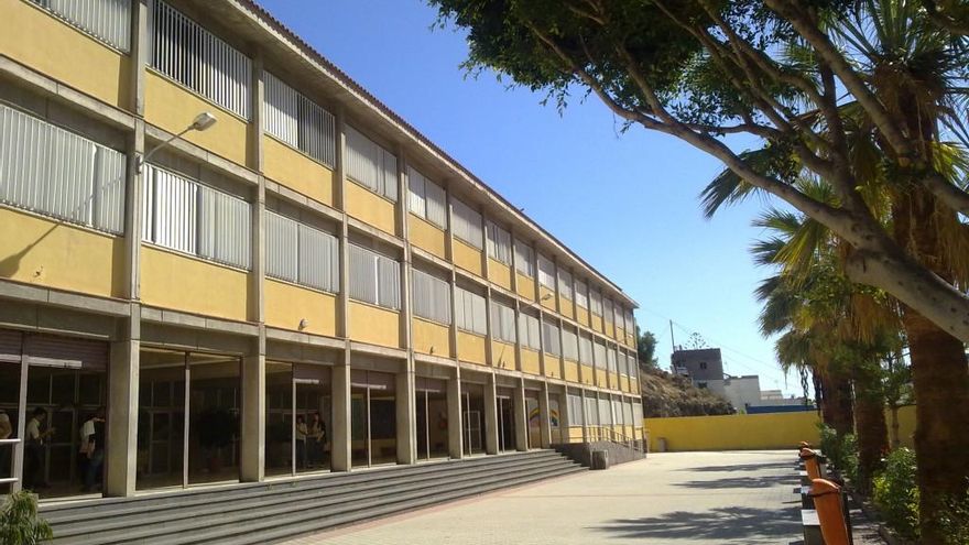 Un instituto de Santa Cruz suspende las clases presenciales de bachillerato por un positivo y dos sospechosos de COVID-19