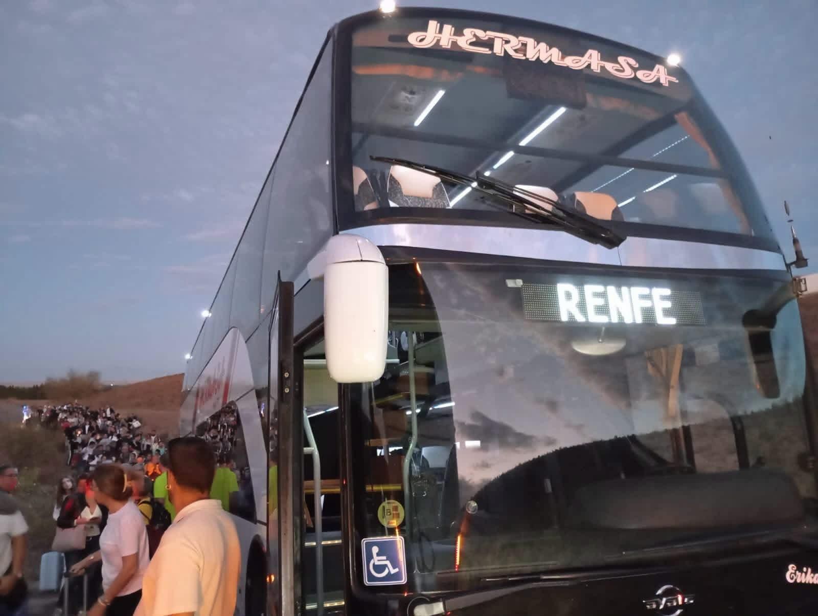 Primer autobús de Hermasa que llegó a recoger a los pasajeros del tren siniestrado.