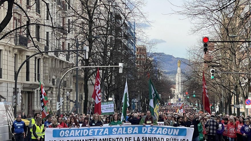 Protestas en las capitales vascas contra el "desmantelamiento" de Osakidetza: "La sanidad pública es un tesoro"