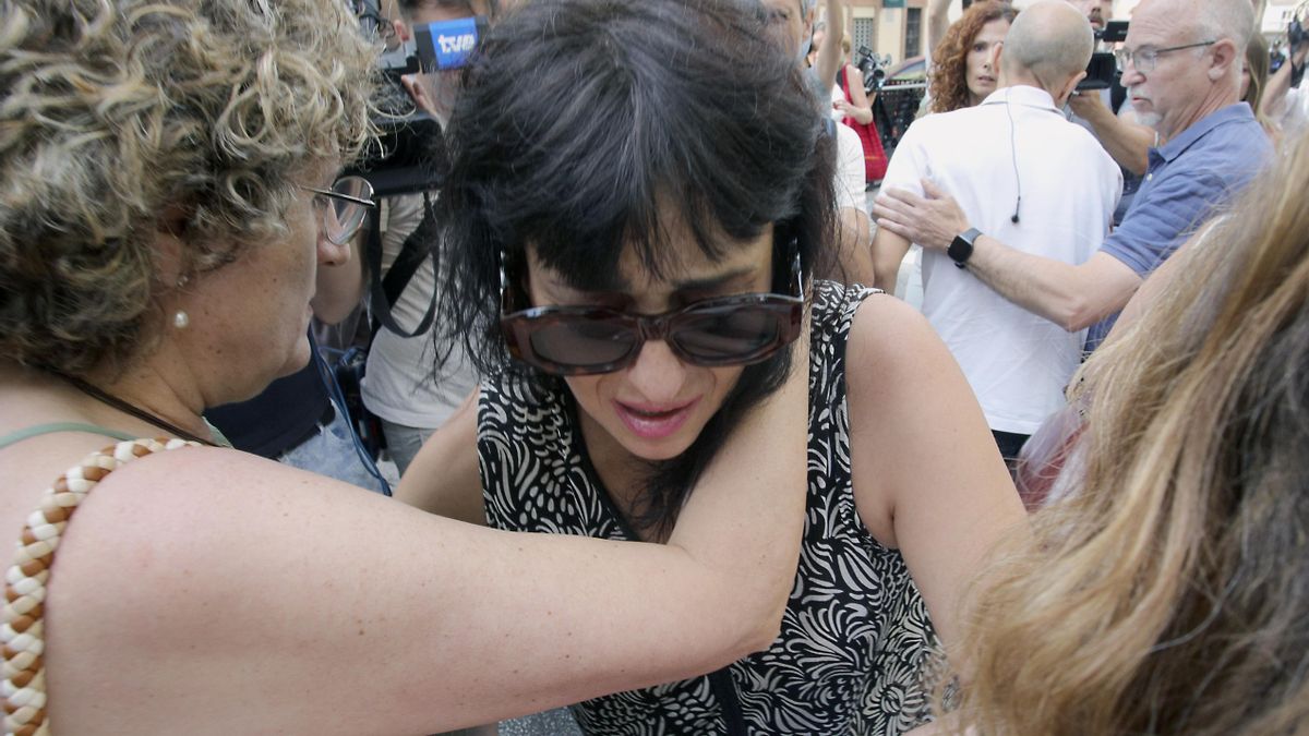 Juana Rivas llega visiblemente afectada al punto de encuentro para entregar a su hijo. EFE/ Pepe Torres