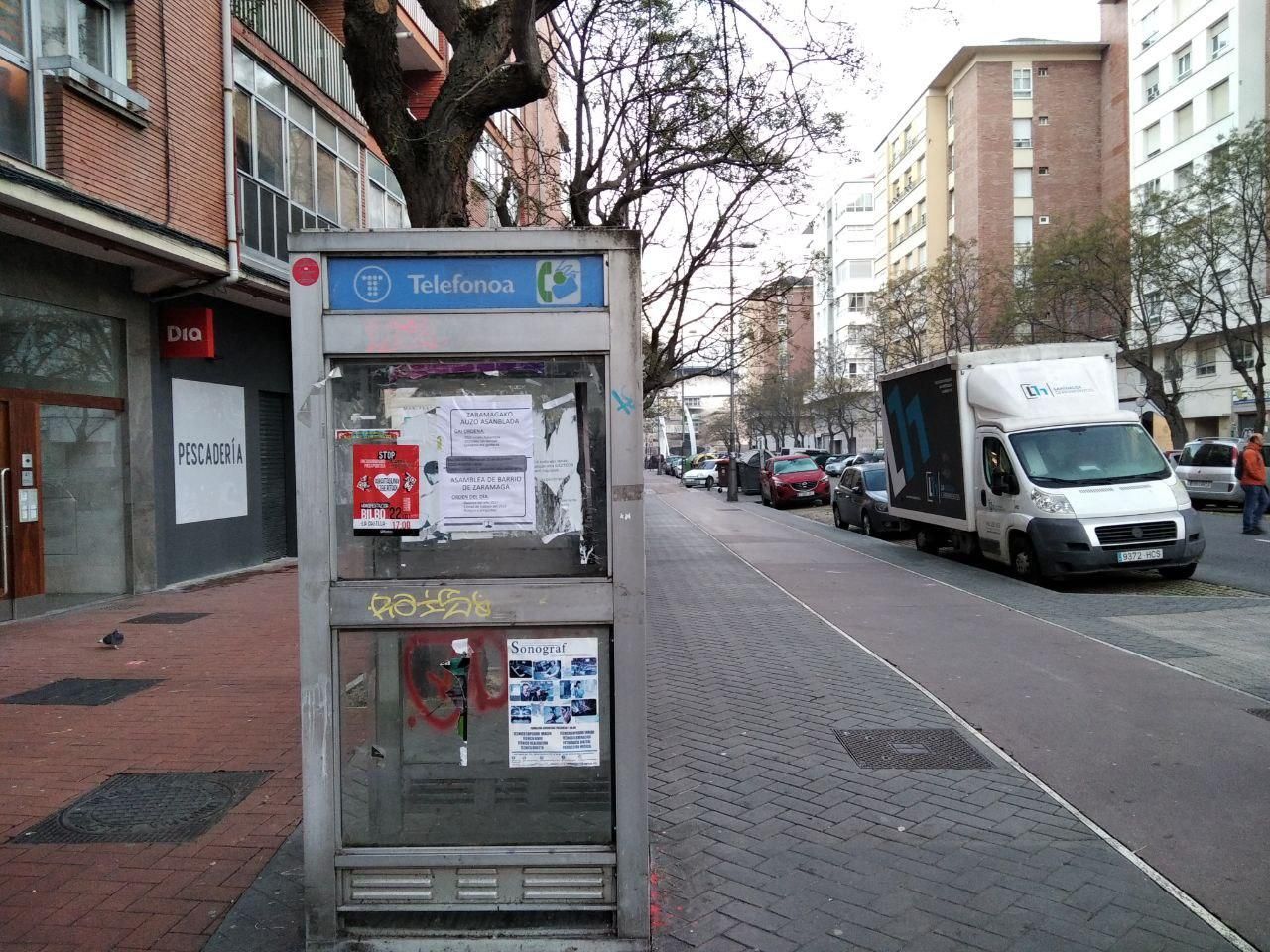 Cabina de teléfono en Reyes de Navarra, en Vitoria