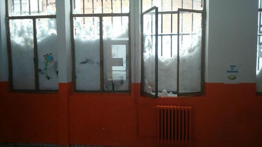 Imagen de la altura que acumula la nieve sobre las ventanas del centro escolar. / Fotografía A.P.