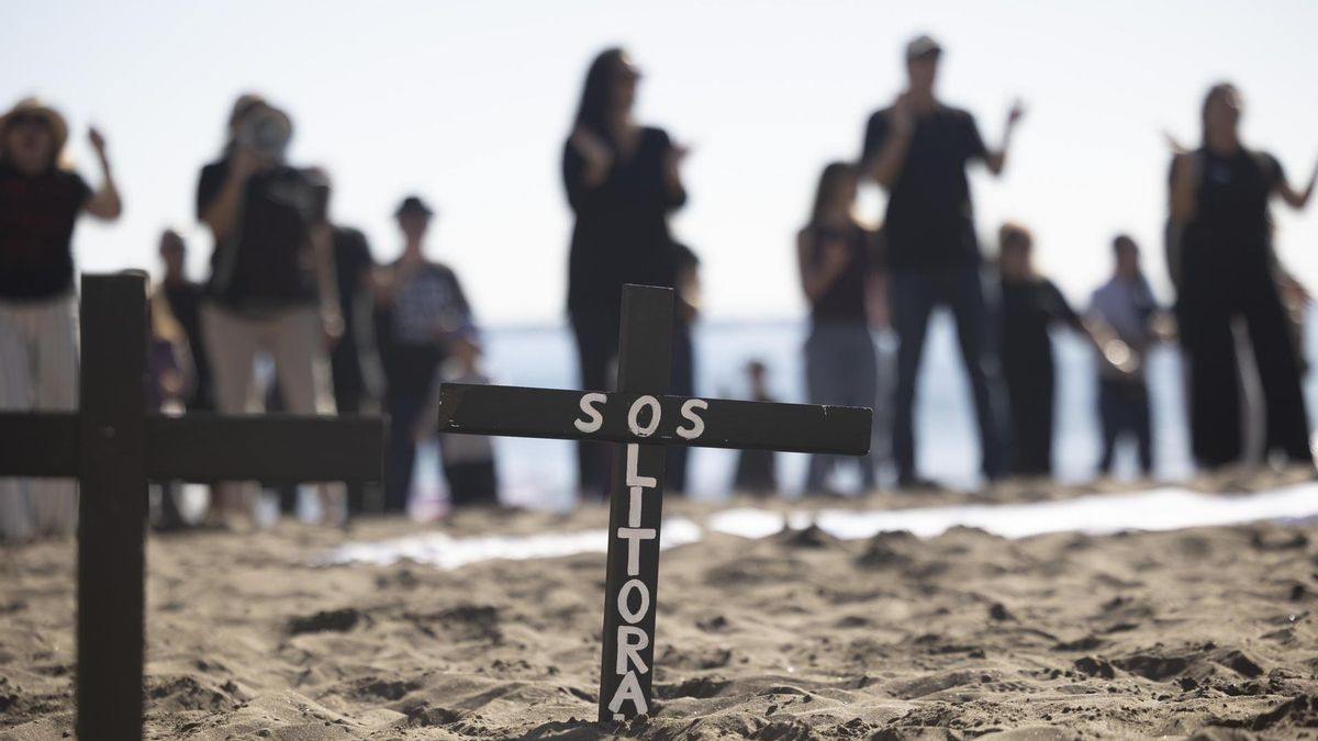 Cadena humana contra las jaulas marinas en la costa de Telde