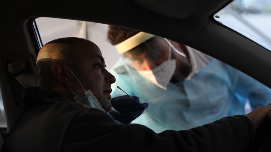 Un enfermero realiza un test de antígenos en un centro de Jerusalén, en una fotografía de archivo.