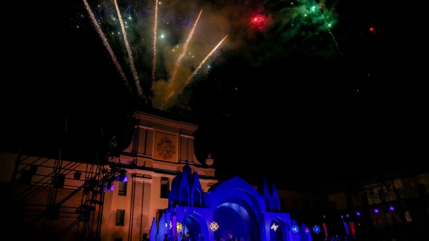 Espectáculo pirotécnico para el recibimiento de los Reyes Magos en el Centro Conde Duque en Madrid