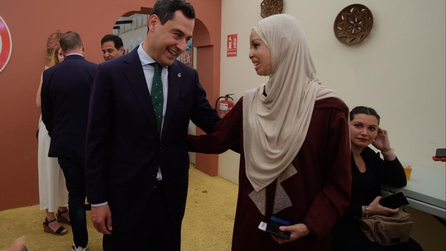 Saludo multicultural en el interior de una caseta