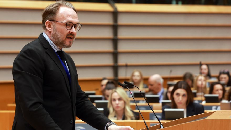 El comisario europeo de Energía y Vivienda, Dan Jorgensen, participa en un debate sobre la seguridad, la independencia y el suministro energético de la UE durante una sesión plenaria en el Parlamento Europeo en Bruselas, Bélgica, el 25 de marzo de 2026. Los eurodiputados debatirán las preocupaciones energéticas derivadas del conflicto en Oriente Medio y los retrasos en el transporte marítimo a través del estrecho de Ormuz, centrándose en reforzar la seguridad energética de la UE, garantizando al mismo tiempo la estabilidad del mercado y la asequibilidad. (Bélgica, Bruselas) EFE/EPA/OLIVIER HOSLET