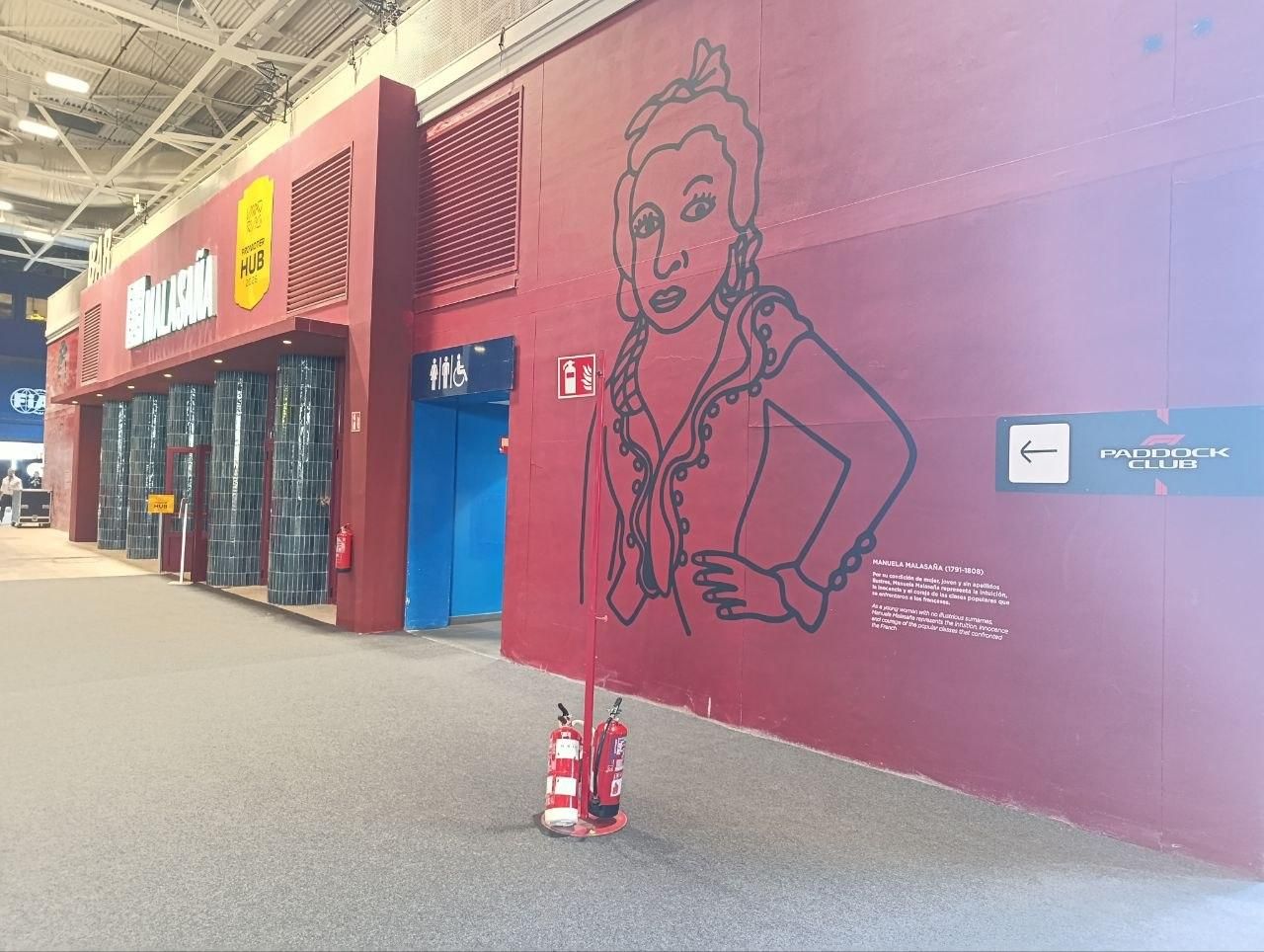 Bar Malasaña, con un retrato de la heroína del 2 de mayo Manuela Malasaña y un breve comentario sobre su vida, en uno de los pabellones del 'paddock' de Madring.