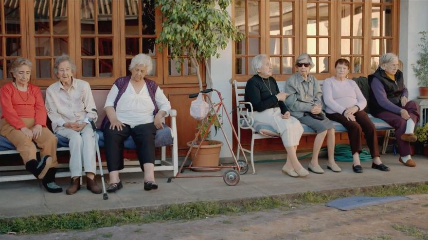 Algunas de las residentes que aparecen en 'El agente topo'