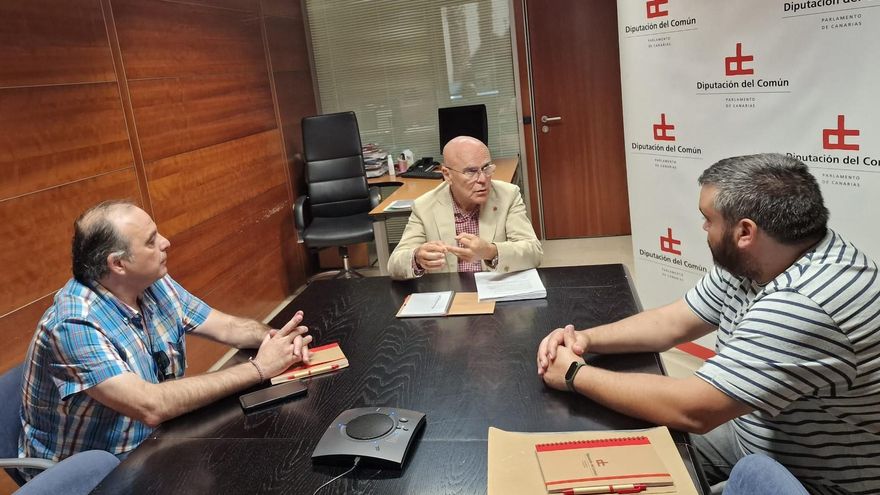 Vecinos de Guamasa entregan 900 firmas a la Diputación del Común en protesta por el cierre de la TF-5