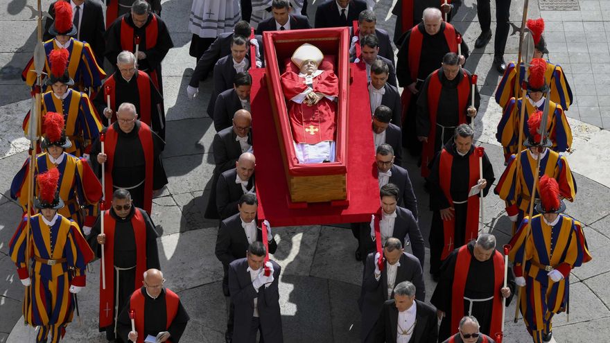 El cuerpo del papa Francisco viajó de Santa Marta a San Pedro para exhibirse tres días ante los fieles