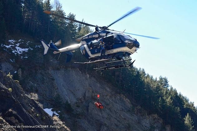 Miembros del operativo especial para el rescate de los restos del avión de Germanwings, trabajando en la zona de los Alpes del siniestro