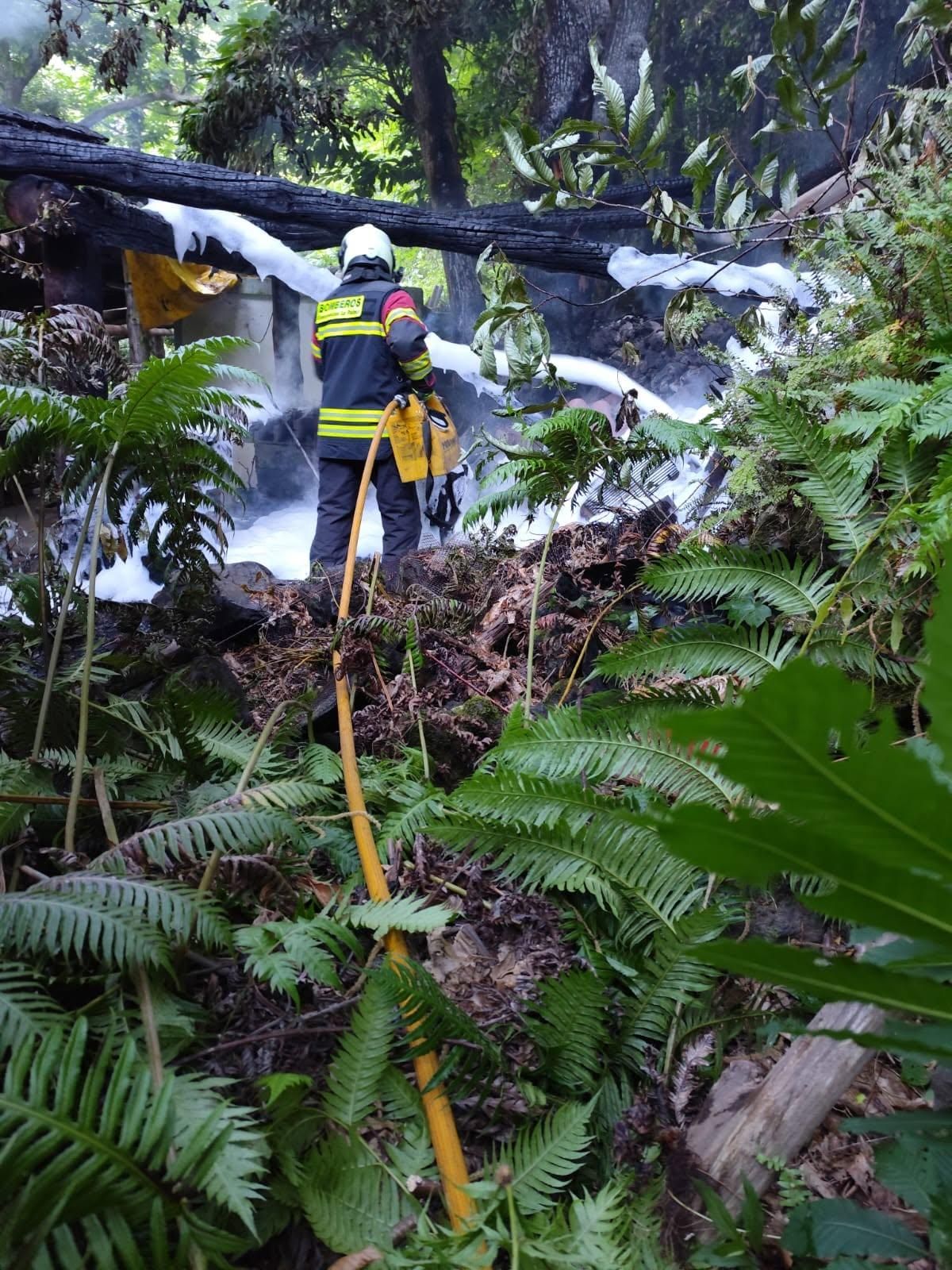 Un bombero en las labores de extinción del incendio.