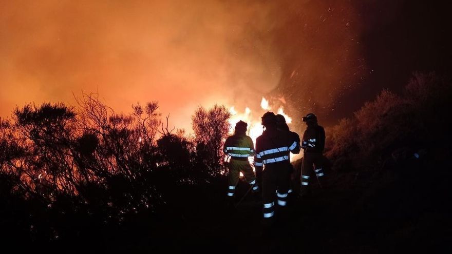 Cantabria mantiene dos incendios forestales activos en San Roque de Riomiera