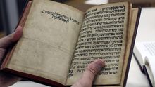 Mahzor, libro de rezo para las festividades judías de Rosh Hashaná (Año nuevo judío) y Yom Kipur (Día de la expiación), editado en la ciudad de Salónica en 1527 según la tradición de Cataluña, como indica el texto manuscrito en hebreo. La herencia de los judíos catalanes se perdió en gran medida tras su expulsión, pero su tradición y espíritu religioso, relevantes en el judaísmo medieval, se conservaron entre sus descendientes, cuyo legado en manuscritos intenta ahora descifrar el filólogo Idan Pérez desde Jerusalén.