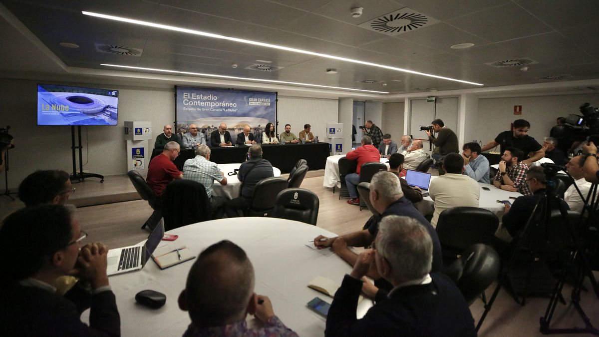 El presidente del Cabildo de Gran Canaria, Antonio Morales (d), el consejero de Deportes, Aridany Romero (c), Leticia López, gerente instituto insular de deportes, hacen balance de la gestión deportiva realizada por la corporación insular en el último año. ALEJANDRO RAMOS